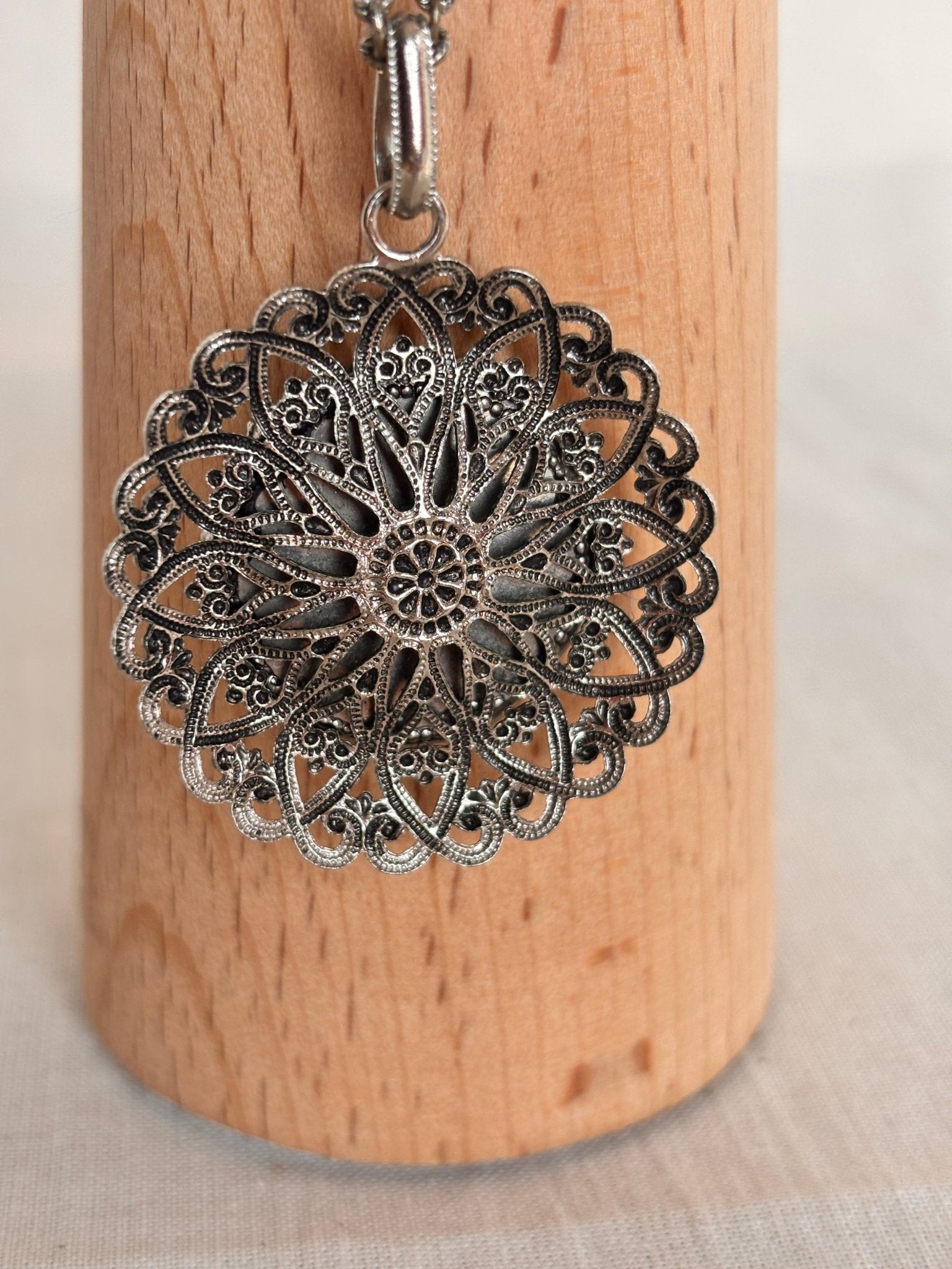 1970s Edelweiss Silver Filigree Pendant Necklace - I'd Wear That